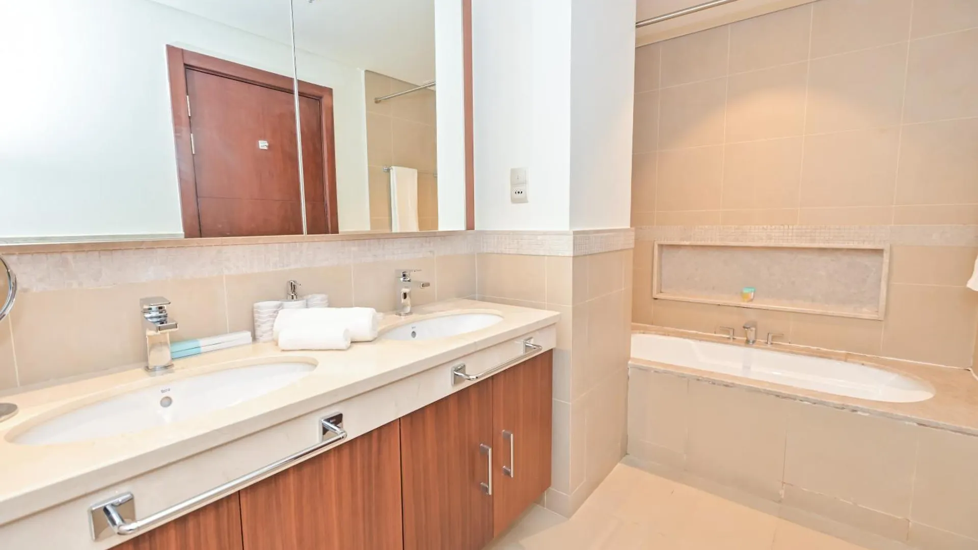 Burj Vista 2Br Luxurious Apartment Wdirect Access To Dubai Mall 0*,  United Arab Emirates